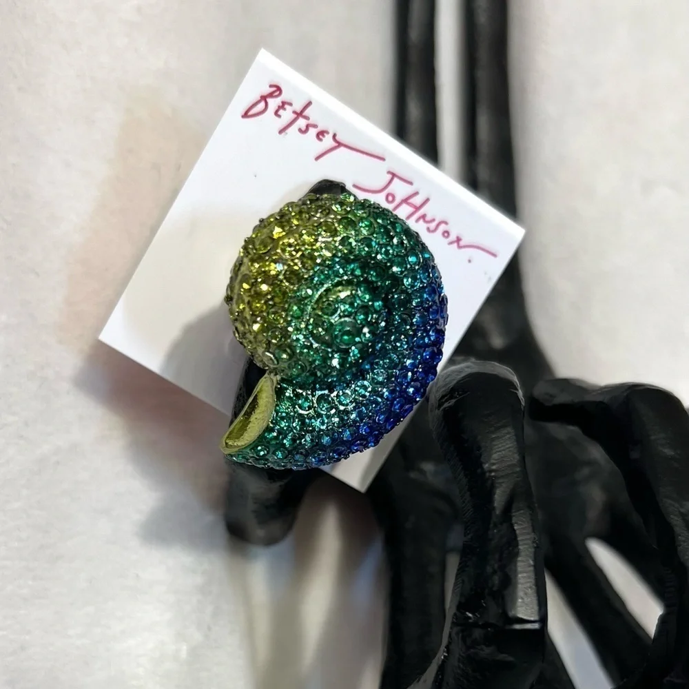 💙💚BETSEY JOHNSON MERMAID JEWELS SHELL Gold Tone Glass Crystals Stretch Ring💙💚NWT